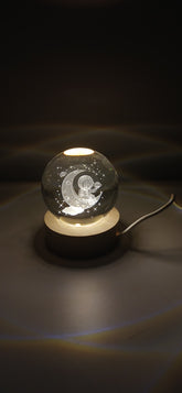 بلورة كريستال بقاعدة خشب مضيئة 🔮